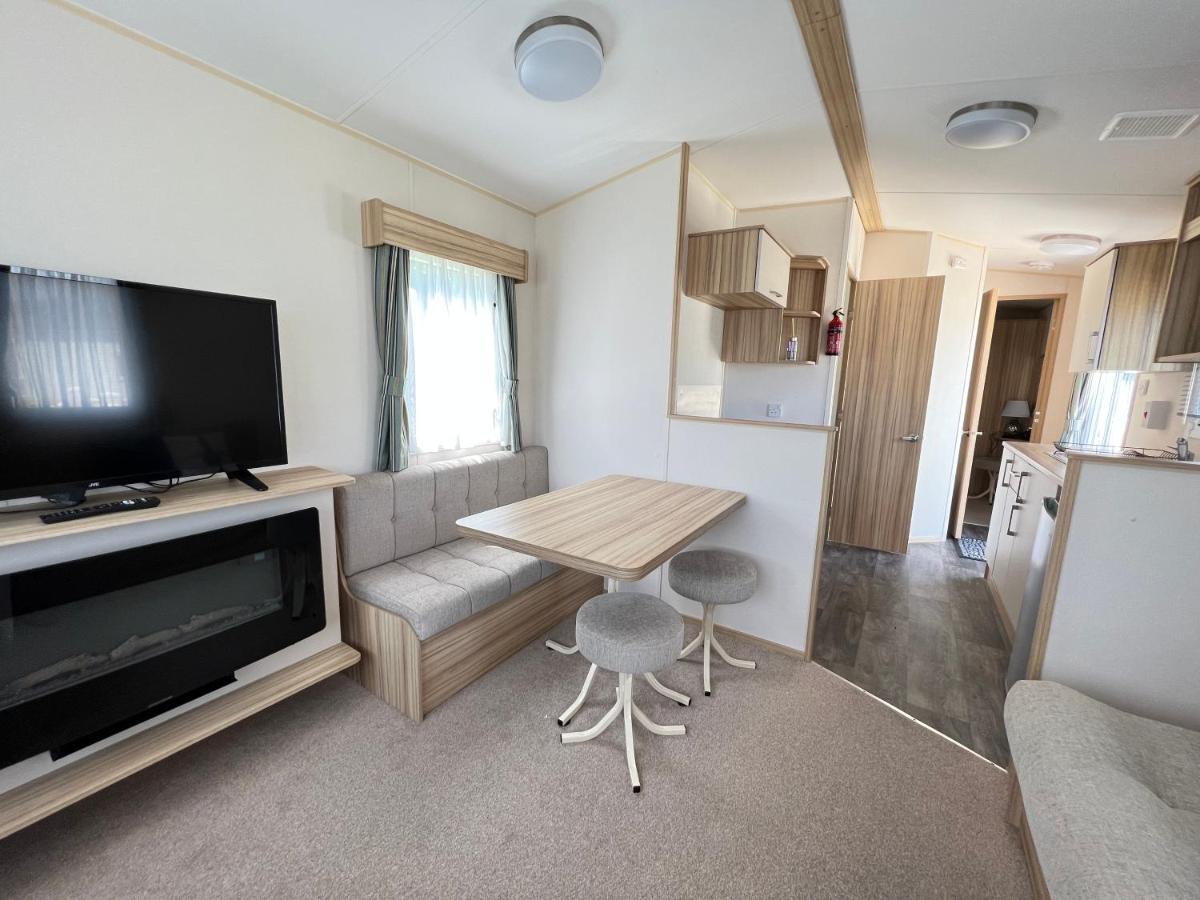 Mallard Corner, Cosy Cotswold Lakeview Lodge South Cerney Exterior photo