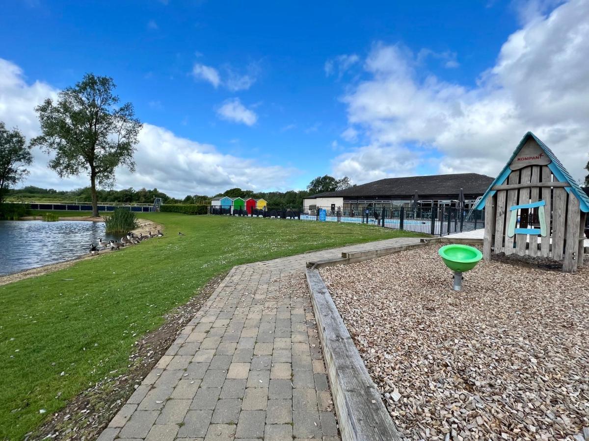 Mallard Corner, Cosy Cotswold Lakeview Lodge South Cerney Exterior photo