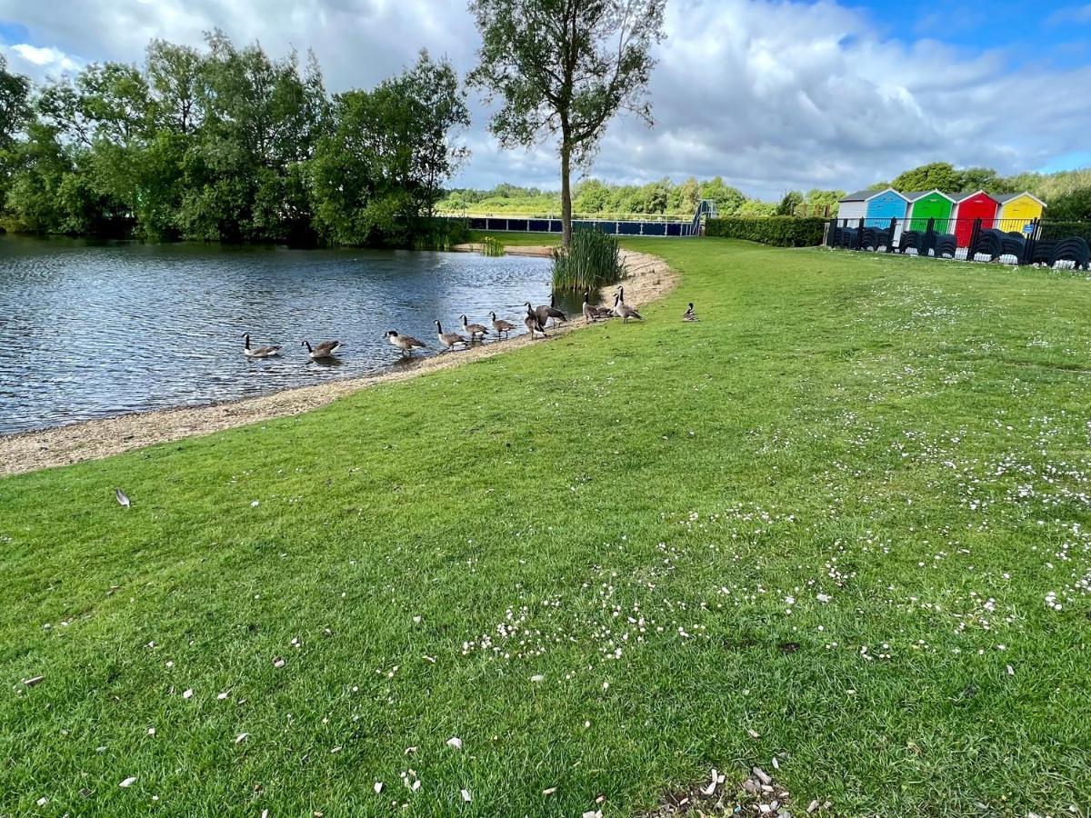 Mallard Corner, Cosy Cotswold Lakeview Lodge South Cerney Exterior photo